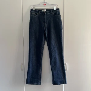 Vintage mid-rise flare jeans - Jättefina och sköna darkwash jeans från Cappucini 😇Mörkblå med röd sömdetalj 💙Flaremodell och mid-rise 