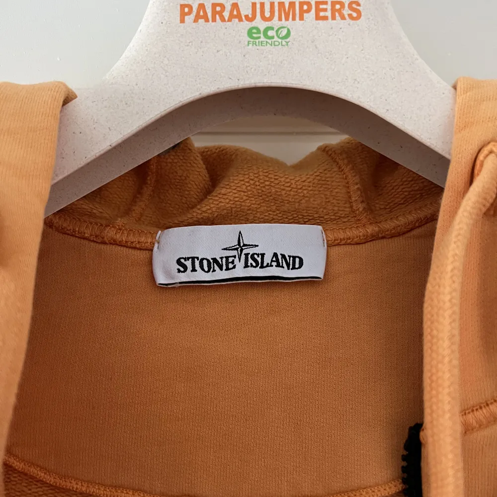 Säljer min nästan oanvända Stone island hoodie som jag köpte för 2 år sedan. Tröjan har använts endast ett par gånger sedan köp. Finns inga flaws på den.  Kvitto finns tyvärr inte då det var ett köp i stone islands butik där jag valde att inte ta det.. Hoodies.