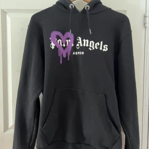 Palm Angels Hoodie M - Palm angels hoodie knappt använd. Den är i väldigt bra skick och finns även kvitto på köpet. Otroligt fin tröja men passar inte längre den stil jag har själv