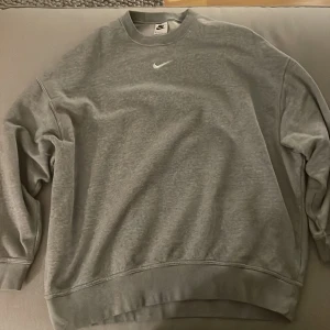 Grå oversize Nike sweatshirt  - En grå Nike sweatshirt i storlek XS. Använts få gånger och är i ett bra skick, lite noppig. Pris kan diskuteras.