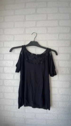 Svart tshirt  - Säljer en svart tshirt med spets