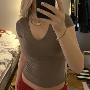 Tröja - En superfin mörkbeige tröja som sitter rätt tajt på mig som brukar ha storlek M annars. Sitter även precis under naveln. Är dessutom i superbra skick och knappt använd! 🫶🏼