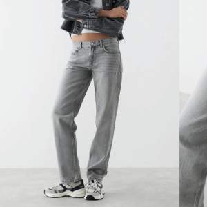Lågmidjade raka jeans från Gina tricot. (Low straight jeans). Superfina men tyvärr aldrig använda då dem är för stora för mig. Nypris 500kr ✨