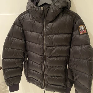 PARAJUMPERS/PHARREL   - Parajumpers i storlek M (medium) är i väldig skick. Jackan var knappast använd på grund av längd. Inga håll eller defekter.  Ord pris - 5799kr 