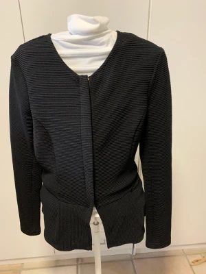 Fin kofta! - Denna fina kofta ser mycket proffidsionell ut! Skulle funka till allt från jobbintervju till att gå ut! Sparsamt använd säljer då det inte är min stil! Skulle säga att den passar även S.