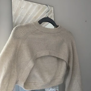 Stickad tröja  - Kommer ej till användning, perfekt o ha över ett linne, inte använd mer än några gånger🫶🏼