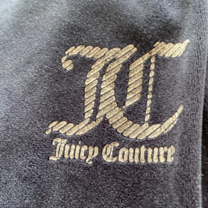 Juicy byxor  - Hej  Jag säljer mina juicy byxor pågrund av att dom är för små . Men priset diskuteras vid snabb affär. 