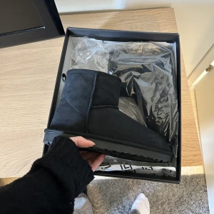 Furniq skor - Säljer nu dessa skitsnygga skor som aldrig är använda. Storlek 38 men skulle nog säga att dom är mer 37/ 37,5 i storlek. Eftersom dom var för små så har dom aldrig kommit till användning. Köpta för 815kr, mitt pris 600kr. Pris kan diskuteras☺️kvitto finns