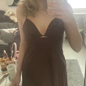 Brun långklänning - Säljer då den ej kommer till användning. Nyskick, Änvänd 1 gång 💗