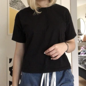 2-pack t-shirts - En svart och en vit tröja, båda från Even&Odd. De är i det kortare laget, så typ magtröjor? En för 50, båda för 80🤗