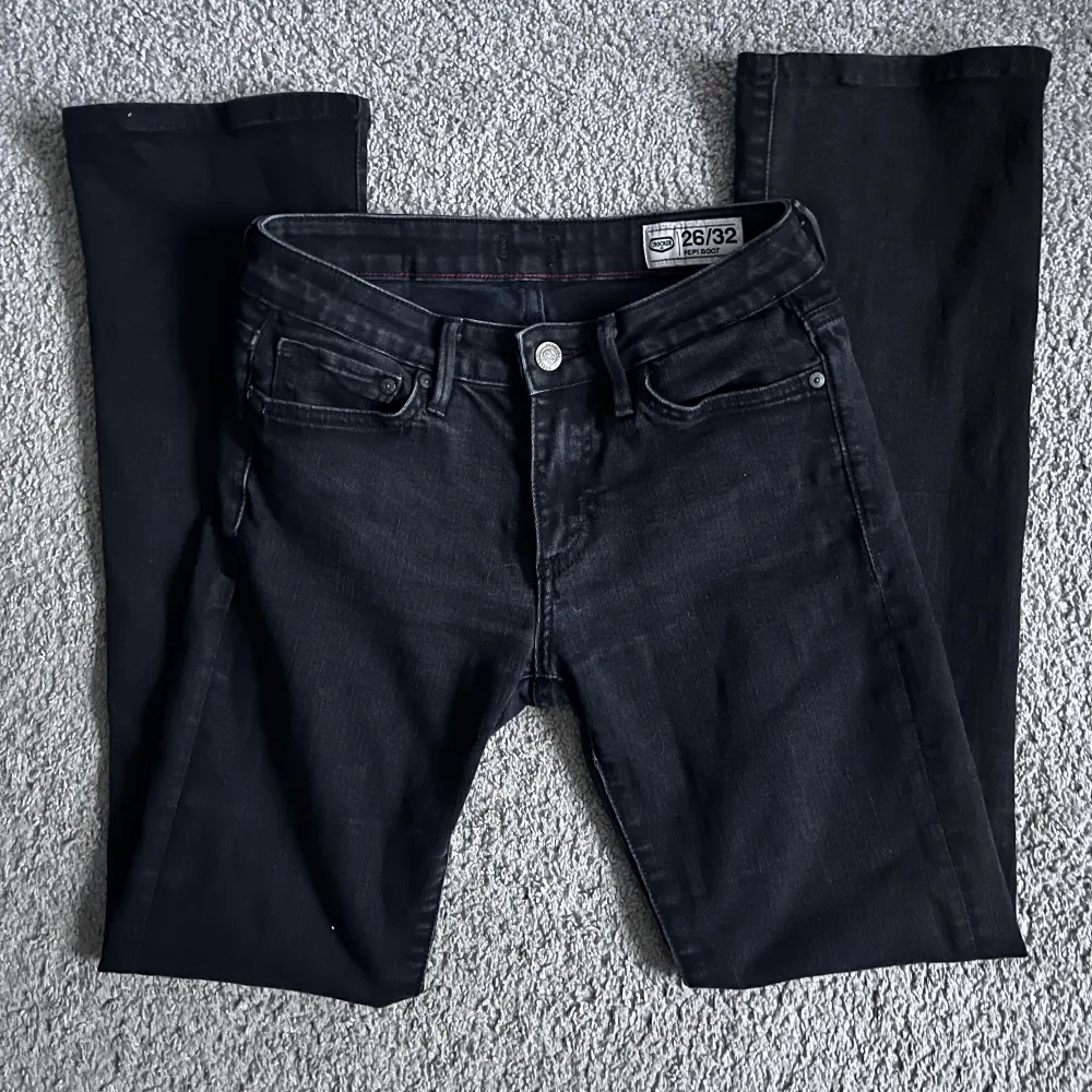 Säljer pågrund av att de är för korta på mig, jag är 163. Jeansen är i bra skick🤗. Jeans & Byxor.