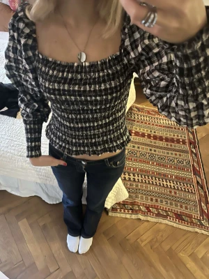 Hm blus  - Säljer min skitsnygga HM blus.  ❤️💗❤️