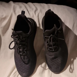 Fina sneakers  - Fina bekvämma sneakers i strl 38 som aldrig e använda. 