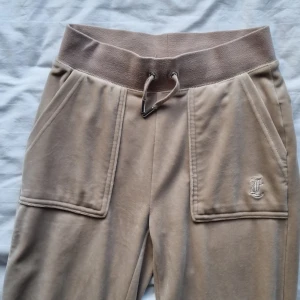 Beige juicybyxor  - Beige juicybyxor i väldigt fint skick. Fickor där bak. Strl XXS. Köparen står för frakt.