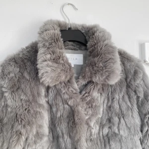 Faux fur jacka - Grå faux fur jacka från Vila i strl xs. Jättefint skick! 100 kr 🖤