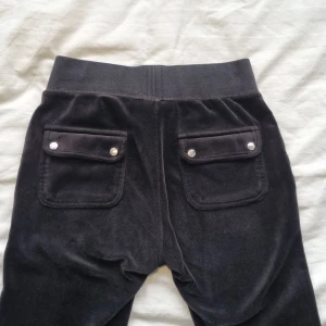 Svarta juicybyxor  - BUD ÄR BINDANDE!! Svarta juicybyxor i fint skick. Tyvärr har de silvriga plupparna på snörena gått av, syns på bild. Strl XXS. Köparen står för frakt. #juicy #juicybyxor #juicycouture #svartjuicy #y2k