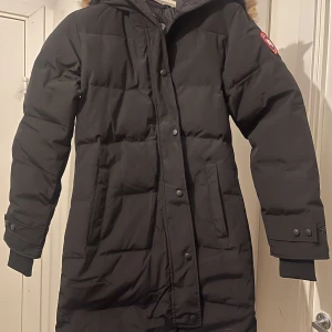 Canada Gosse Shelburne  - Jackan är köpt från någon från Plick. Den var lite för stor jag kunde inte göra retur med andra säljaren därför säljer jag den . Jackan är som ny den är i stl M men kan passa uppåt också. Notera att pälsen är tun. 