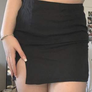 Superfin kjol som jag hitta i garderoben och har inte använt på jättelänge, materialet är linen! Priset kan diskuteras:))
