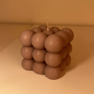 Ljus - Bubbligt ljus i färgen brun beige 