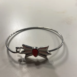 Armband  - Vet tyvärr inget om armbandet, då jag fått massa olika 