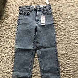 Nya Momjeans ifrån Asos. Mom Slim fit i en tvättad mellanblå färg. Storlek 36, passar 34 DM mer info/bilder