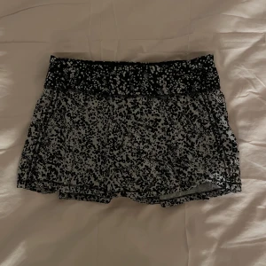 Lululemon tennis kjol - Säljer denna HELT oanvända tennis kjol från Lululemon (finns inte i butik längre)!!! Köparen står för frakten och priset kan såklart diskuteras❤️