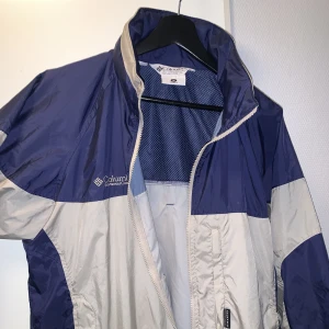 Columbia jacka - Säljer denna columbia jacka. Jag har aldrig använt den och den är köpt på humana