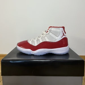 Air Jordan 11 Cherry - Säljer dessa oanvända, storlek 44