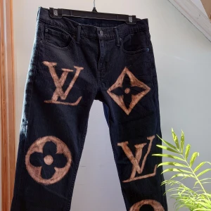 Blekta Levi's byxor - Jättesnygga Levi's byxor i bra skick som har blekts🦋  Waist 30 och length 32, ungefär s/m❤️‍🔥