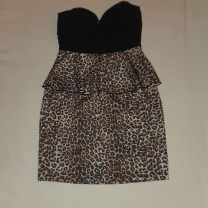 Klänning - Klänning använd enstaka gång. Dekorativ dragkedja framtill