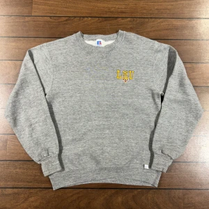Russel LSU sweatshirt - Snygg vintage sweatshirt från Russel Athletic i storlek S! Bara att skriva om du undrar över något🙏