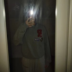 Vintage Hoodie - Grå sweatshirt med vintage tryck från BikBok. Bra skick. Storlek Medium men passar oversized på en x-small och small.