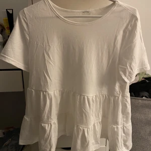 Volang topp - Volang topp i strl XS (oversized), så sitter som den vore två storlekar större. Jättefin och oanvänd. Säljer för 60krr+frakt 