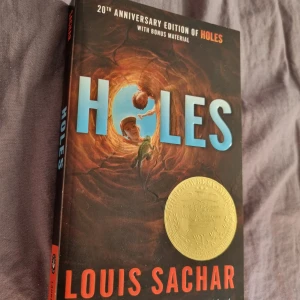 Holes engelsk bok - Stanley hamnar på ungdoms läger för pojkar, efter att han blivit anklagat för ett brott han inte begått. Varje dag måste de gräva 1mx1m hål. Genom boken följer man Stanley och hans familjs historia  Aldrig läst, har sett filmen själv. Rekommenderar starkt