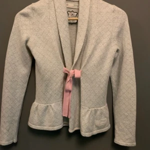 ODD MOlly Kofta  - Oandvänd  Storlek 0 =xs Diskuterars om pris sänkning 