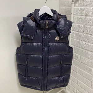 Moncler Bormes Väst ( oanvänd )  - Super fin väst i väldigt bra skick! Använder dock inte denna stil, fick den i jul klapp men behöver hellre pengarna istället för att den samlar damm👍🏻
