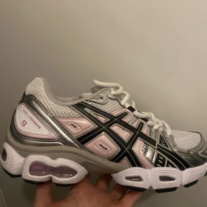Asics gel nimbus PINK/WHITE/SILVER - Rosa asics gel - fick i julklapp men det blev fel storlek så inte kommit till användning.
