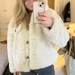 Teddy jacka - Snygg jacka från zara i storlek L, passar snygg till allt och är i bra skick då den använd få gånger!  Sitter bra på mig som vanligtvis har M-L🖤 säljer då jag köpt en ny liknade jacka✨✨✨