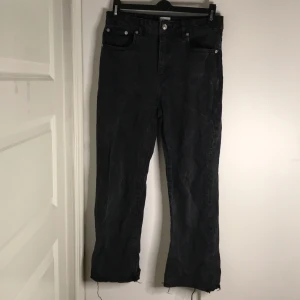 Svarta byxor  - Svarta byxor köpta på lager 157. Står att den är S men dock väldigt tighta och korta i benen(ganska)