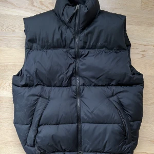 Snygg och skön dunväst från Everest  - Fin svart dunväst från Everest i mycket fint skick. Endast använd ett fåtal gånger!   Pris 150:- + porto   Kan mötas upp i Uppsala om man bor här!   Hojta till om ni vill ha bild när den sitter på! 