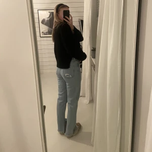 ZARA jeans - Säljer mina blåa jeans med slits, jättefina och ej slitna. Köptes för ca 600kr