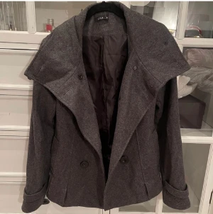 Vårjacka  - Jätte fin kappa nu till våran i stl s ifrån vila💕💕 