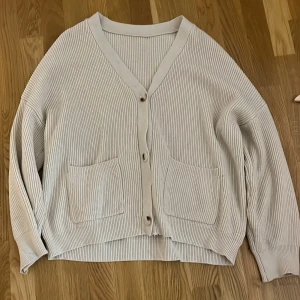 Ljus burn cardigan  - Säljer pga att jag inte använder den längre. Köpt för 319kr från shein. Har använts lite inann men inga fläckar eller skador.  Vill du köpa eller har du frågor kontakta mig . Köparen står för frakten. Tar endast Swish. 