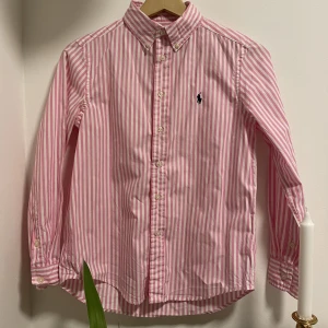 Ralph lauren skjorta - Ralph lauren skjorta xxs/150. Använd få tal gånger, köpt på Kidsbrandstore. Skriv privat för fler bilder!👌🏻