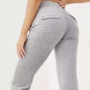 Juicy couture set - Säljer nu mitt nästintill oanvända juicy couture set i ljusgrå! Så himla bekvämt och fint! TRYCK INTE PP KÖP DIREKT!!!! PRIS KAN DISKUTERAS!