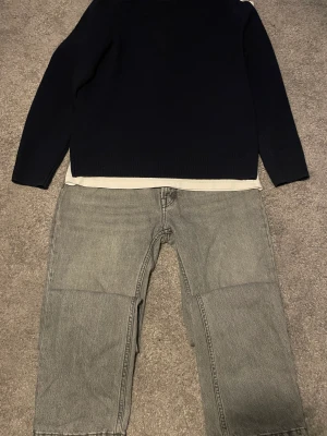 Acne studio - Acne studio jeans mid grey blå konst 31/32  I stort sett helt nya, använda någon gång. Tyvärr lite för stora för mig i midjan.
