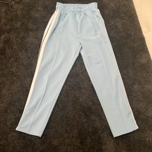 Baby blue  - Baby blue Palm angels byxor storlek S men Palm angels är stora i storlek Så de kan passa nån som när Storlek M fick de i present år 2020