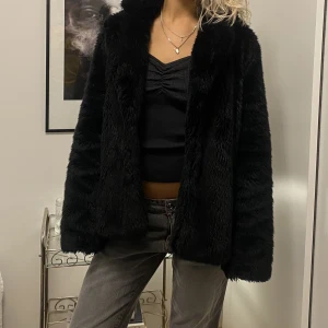 Pälsjacka - Pälsjacka från &otherstories som är sååå fin 😍❤️ (faux fur)