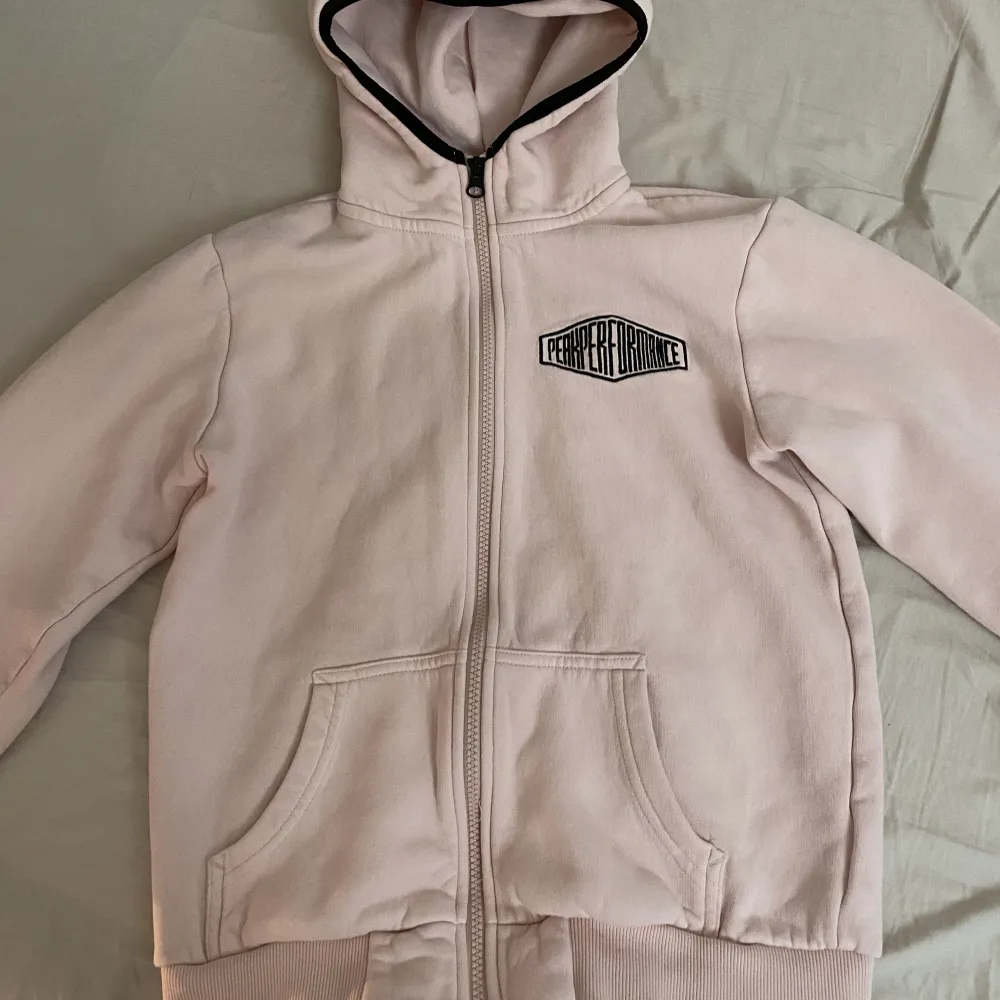 Snygg peak performance hoodie i ljusrosa färg. Nästan oanvänd i storlek 150. Säljer billigt pga att den är ganska liten storlek. Nypris ca 500. Hupparit & Collegepaidat.