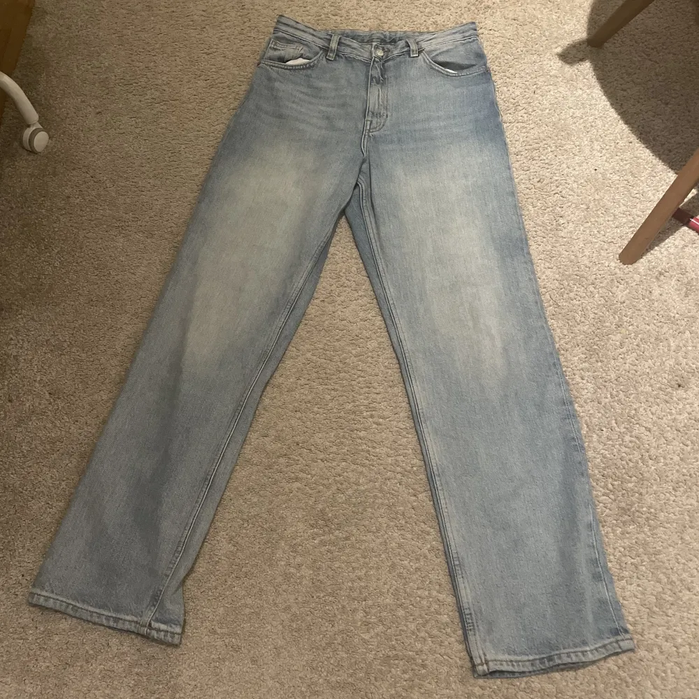 Monki jeans. Cirka 2år gamla men knappt använda. Är lite mer på den baggy sidan på den bakre delen av jeansen.. Jeans & Byxor.